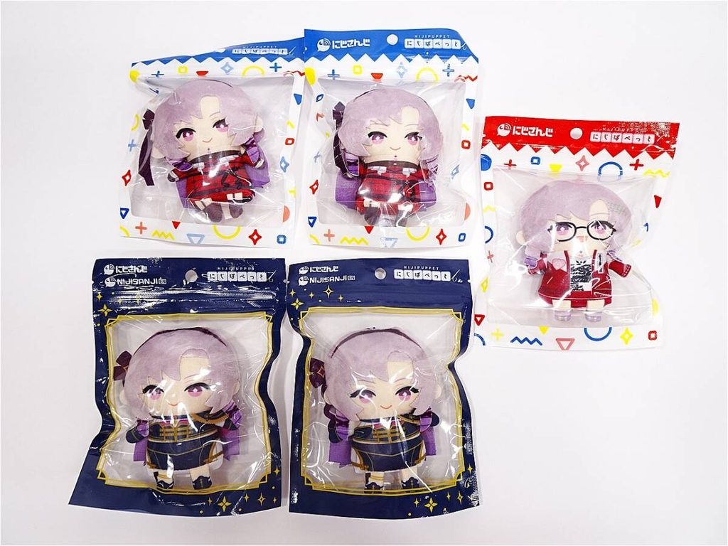 04 1 | Vtuberグッズ買取専門店 Six small chibi plush figures in clear bags with bright geometric-patterned packaging on a white surface