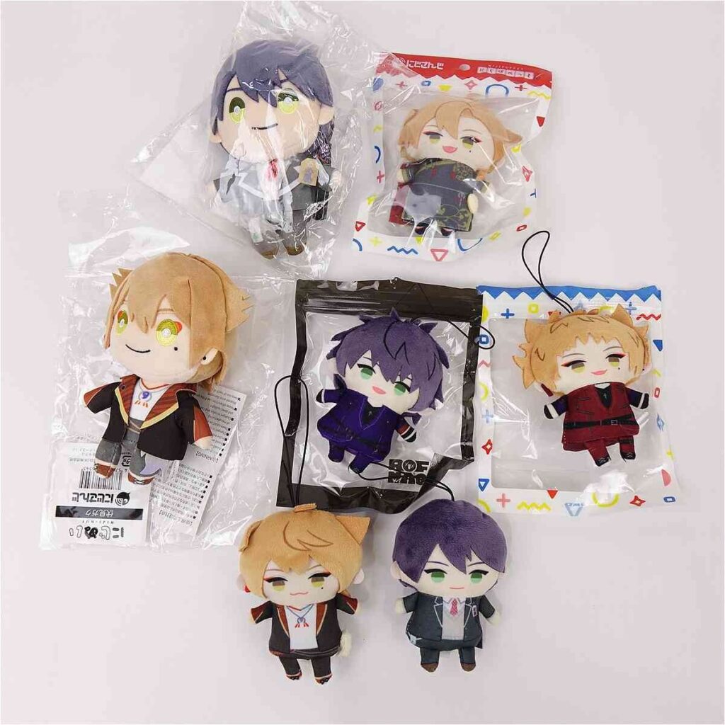 i-img1200x1200-177391336613315hd8ph238 - Vtuberグッズ買取専門店Vtrader Collection of small chibi plush keychains in various outfits, laid out on a light surface, with some still in plastic bags.