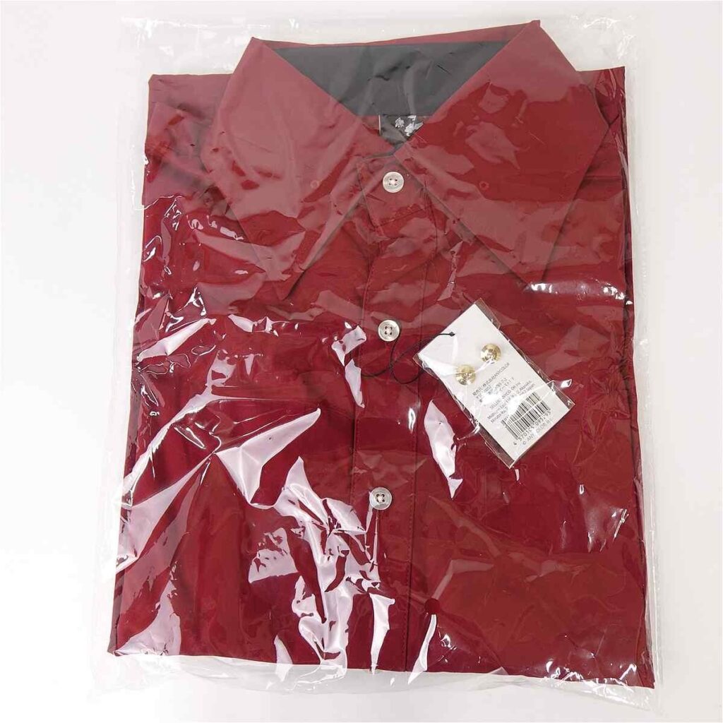 i-img1200x1200-17751010522351hsiwab34 - Vtuberグッズ買取専門店Vtrader Red button-down shirt folded in clear plastic packaging with a tag attached.