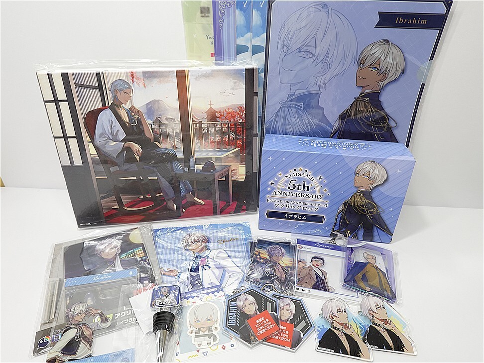 i-img972x729-17817752578401plzgbx1185 - Vtuberグッズ買取専門店Vtrader A collection of anime merchandise featuring a white-haired character: large art print, blue anniversary boxes, and assorted cards and accessories on a table.