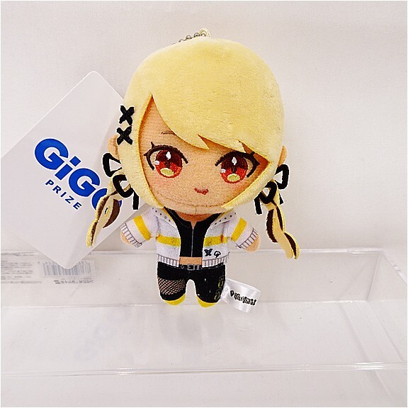 j12134712931 - Vtuberグッズ買取専門店Vtrader Plush keychain of a blonde anime character with pigtails, wearing a white jacket and black pants, on a clear display shelf.